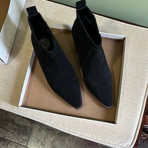 Ladies suede boots